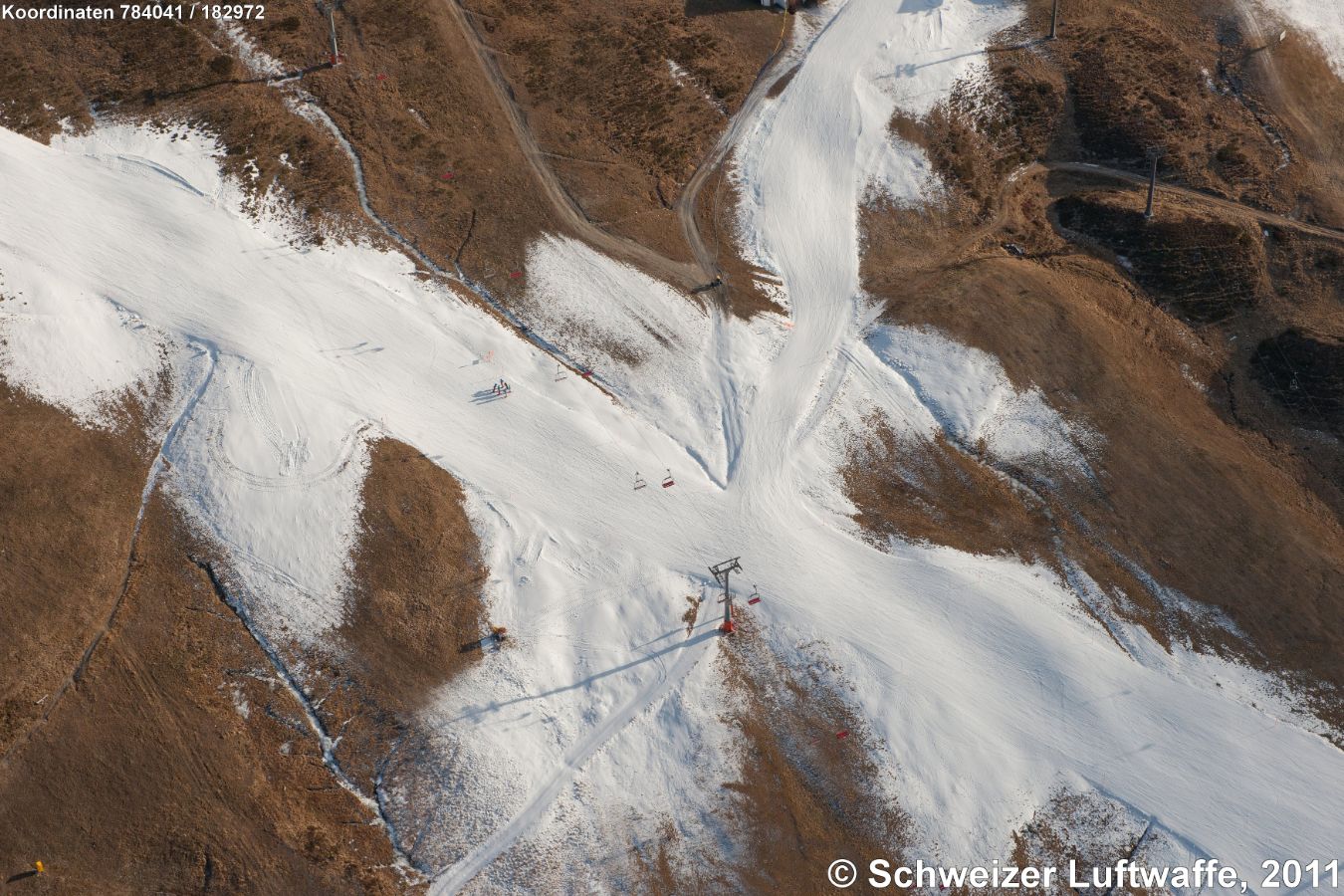 Davos Jakobshorn; Skibetrieb in der Ausaperung mithilfe von Schneekanonen (1)